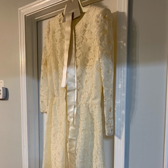 Lace dress - Picture 2 of 2